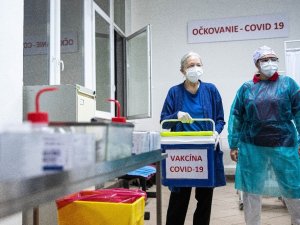 Slovakya’da ilk Covid-19 aşısı vuruldu