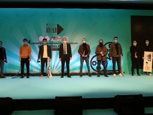 Sağlık temalı kısa film yarışmasında yönetmen doktora ödül