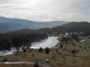 Işık Dağı eteklerindeki Karagöl buzla kaplandı