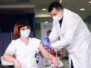 Polonya ve Çekya’da ilk korona virüs aşısı yapıldı