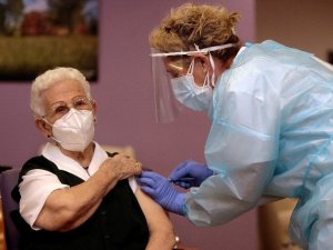 İspanya’da ilk Covid-19 aşısı 96 yaşındaki kadına yapıldı