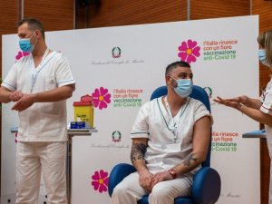 İtalya’da ilk Covid-19 aşıları yapıldı