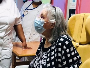 Fransa’da ilk Covid-19 aşısı 78 yaşındaki kadına yapıldı