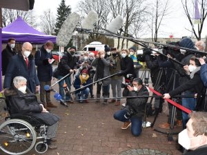 Hamburg’da ilk Covid-19 aşısı 84 yaşındaki kadına yapıldı