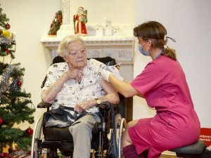 İsveç’te ilk Covid-19 aşısı 91 yaşındaki Johansson’a yapıldı