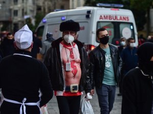 Taksim’de garip giyimli turist dikkatleri üzerine çekti