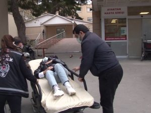 Ataşehir’de kaza yapan motosikletli kadının yardımına gazeteci yetişti