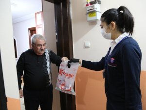 Efeler Belediyesi evlerinde çıkamayan vatandaşlara yardımcı oluyor