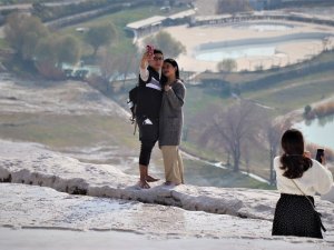 Kısıtlamadan muaf olan turistler Pamukkale’ye doyamadı