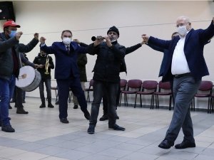 İşçiler zammı Muğla Zeybeği ile kutladı