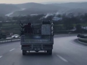 Şile’de kamyonet kasasında tehlikeli yolculuk kamerada