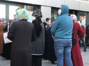 İndirimli tencere tabak için sosyal mesafe kuralları hiçe sayıldı
