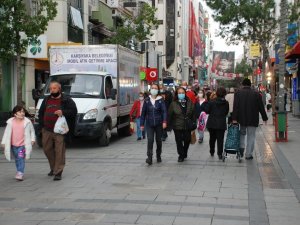 Karşıyaka Çarşı’da yılbaşı hareketliliği