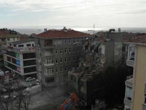 Avcılar’da E-5 kenarında en dikkat çeken binaydı, yıkımı yapıldı