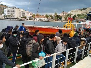 200’ün üzerinde göçmeni taşıyan gemi yakalandı