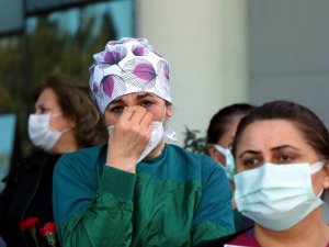 Sağlık çalışanları, arkadaşlarını anarken gözyaşlarını tutamadı