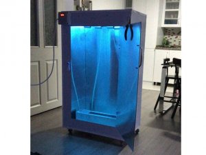 Öğretmen öğrencisiyle kafa kafaya verip dezenfektan dolabı yaptı