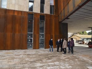 Vali Karadeniz, yeni Manisa Müzesinde incelemelerde bulundu