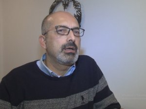 Depreme röportaj sırasında yakalandı