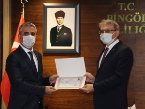 Bingöl’de yeni yıl öncesi sağlıkçılara anlamlı ödül