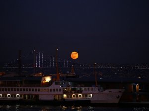 İstanbul’da dolunay manzarası göz kamaştırdı