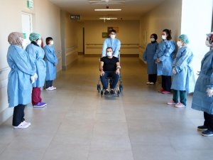 Korona virüse yakalanan sağlık çalışanı alkışlar eşliğinde taburcu oldu