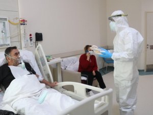 Sağlık çalışanlarından korona tedavisi gören hastalara yeni yıl jesti