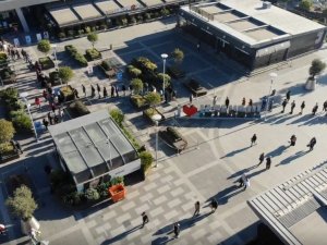 Kısıtlamaya saatler kalan AVM önünde metrelerce kuyruk oluştu