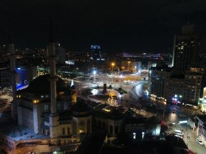 İstiklal Caddesi ve Taksim Meydanı geçtiğimiz yılın aksine bu yılbaşında sessizliğe büründü
