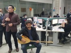 112 çalışanlarına bağlaması ve türküleriyle moral oldu