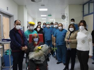26 gün solunum cihazına bağlı kaldı alkışlarla taburcu oldu