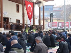 Yeni yılın ilk Cuma namazı tedbirler kapsamında kılındı