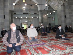 622 yıllık tarihi Bergama Ulu Camii’nde yeni yılın ilk cuma namazı