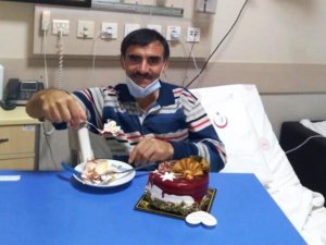 Covid-19 hastasına hastanede doğum günü sürprizi