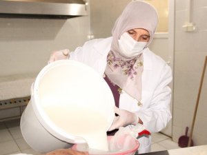 Kaymak altı sütünden doğal süzme yoğurt yapılıyor