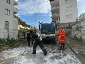Sokağa çıkma kısıtlamasında Kuşadası sokakları baştan sona köpüklü suyla yıkandı