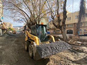 Kuşadası çarşındaki çalışmalar sokağa çıkma kısıtlamasında da devam etti