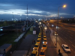 Yenikapı’daki taksimetre kuyruğu akşam da devam etti