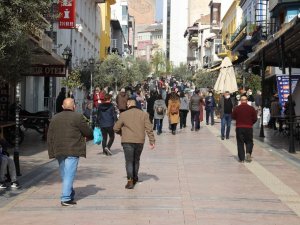 Aydınlılar 80 saatlik kısıtlamanın ardından caddeleri doldurdu