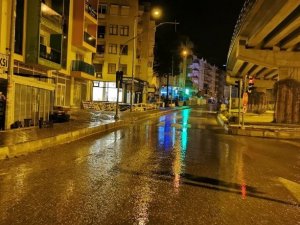 Kuşadası’nda sağanak sonrası istinat duvarı çöktü, yollar göle döndü
