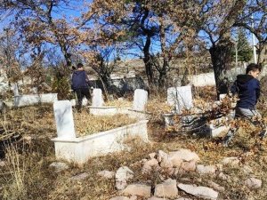 Köy mezarlığının temizliğini gönüllüler yaptı