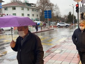 Afyonkarahisar yağmurlu bir havaya uyandı