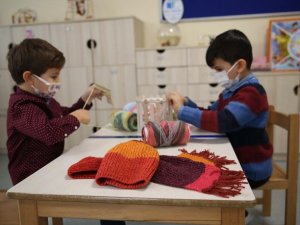 TDV anaokulu öğrencilerinden ihtiyaç sahibi kardeşleri için atkı