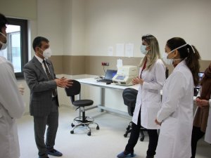 Vakaların yüzde 70 düştüğü Elazığ’da, şehir hastanesine ikinci PCR cihazı kuruldu