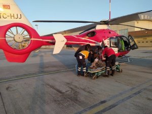 Ambulans helikopter hastalar için havalandı