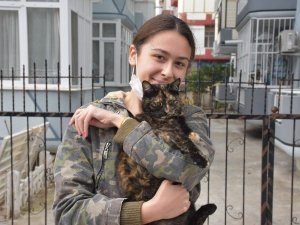Üniversite sınavına hazırlanırken 50 kedi ve 15 köpeğe sahip çıktı