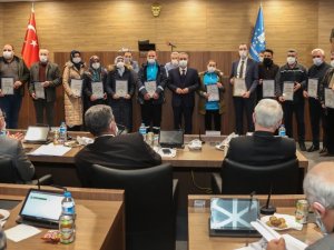 Teşekkür plaketi ile ödüllendirildiler