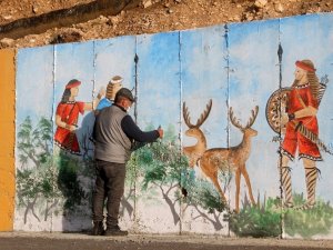 Seydikemer’de antik kent önündeki istinat duvarı tarihle renklendi