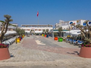 Kuşadası’nda reklam, tanıtım ve tabelalara standart getirildi