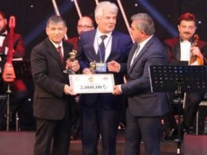 Şair doktordan sağlık çalışanlarına şarkılı teşekkür